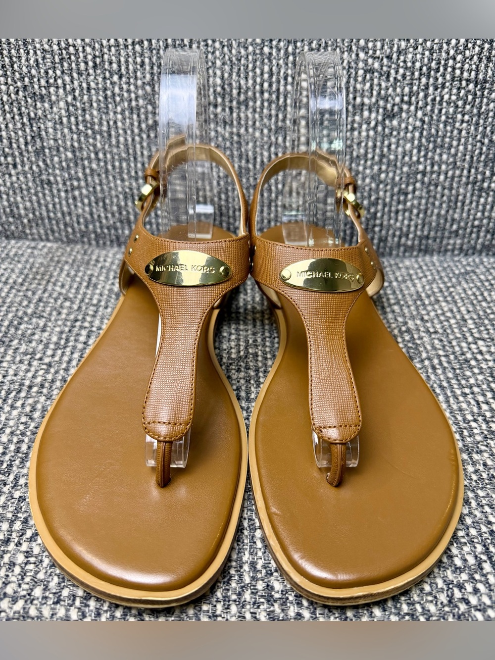 Michael Kors MK Logo Plate T Strap Thong Sandals Luggage Brown Women’s 9M - Picture 2 of 9